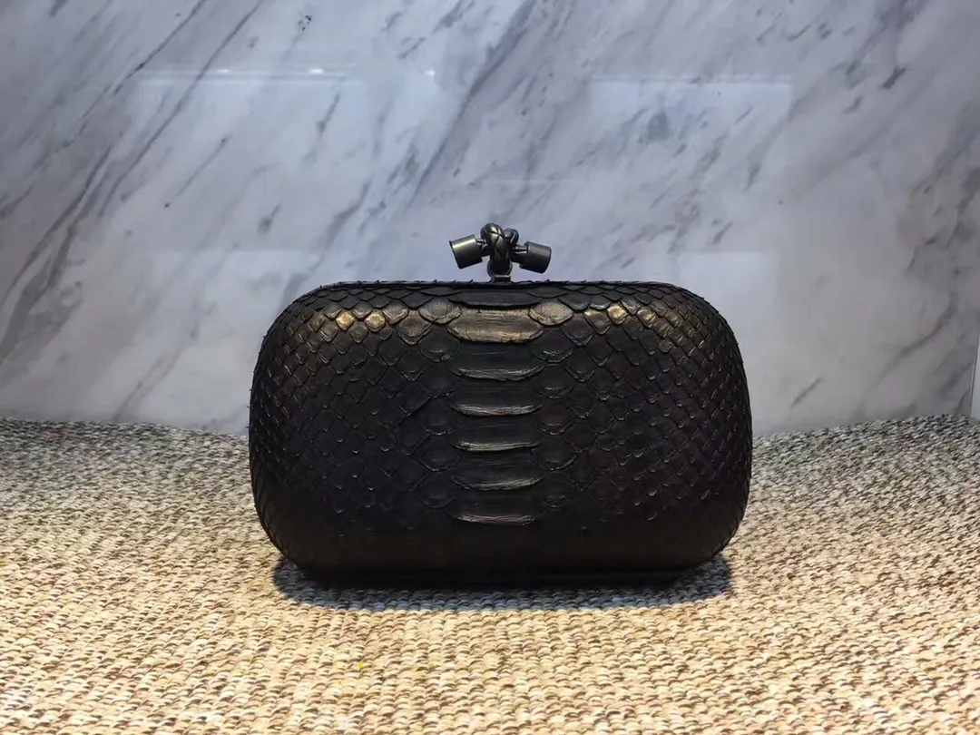 🔥🔥Model No. 8651🔥🔥This elegant clutch bag is one of the most popular handbags in woven bags. It is an interpretation of a classic design that was reintroduced in 2001. Since its launch, the Knot clutch has exhibited exquisite craftsmanship and integrated different styles from low-key to flamboyant. Each new Knot product demonstrates the irresistible and timeless charm of this classic handbag. This luxurious handbag features the signature braided rope buckle and is crafted from rare yellow-ringed forest snake and water snake skins. More charming and luxurious texture. Size: Small 16.5cm